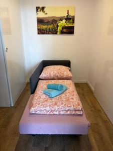 two twin beds in a room with a painting on the wall at Casa Tua An der Weinstraße in Neustadt an der Weinstraße
