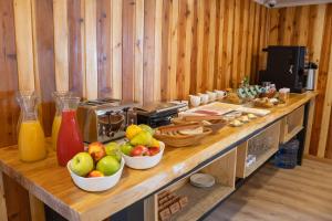 a wooden counter with bowls of fruit on it at Hotel Los Ríos in Panguipulli