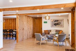 a living room with a couch and a table at Hotel Los Ríos in Panguipulli