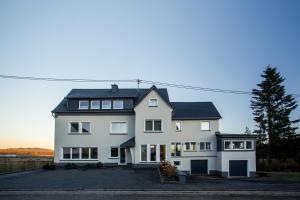 Fotografie z fotogalerie ubytování Ferienwohnungen Oliver92 Meuspath am Nürburgring v destinaci Meuspath