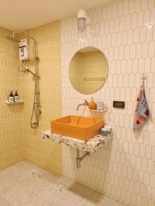 a bathroom with a sink and a mirror at Retrovibes Sathorn BTS Saphan Taksin ICONSIAM Asiatique Chao Phraya Max 9 persons in Bangkok