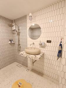 a bathroom with a sink and a mirror at Retrovibes Sathorn BTS Saphan Taksin ICONSIAM Asiatique Chao Phraya Max 9 persons in Bangkok