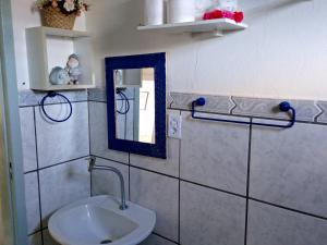 a bathroom with a sink and a mirror on the wall at next to UNISC in Santa Cruz do Sul