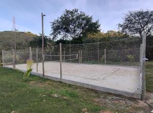 a tennis court with a net on top of it at Chalés Jatobá in Areias