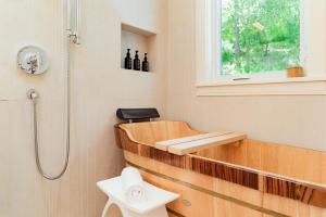 a bathroom with a shower and a toilet at Okaeri in Calistoga