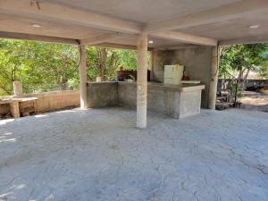 an outdoor kitchen with a counter in a patio at La cabaña del sabino in Ayutla