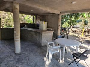 a kitchen with a table and chairs and a counter at La cabaña del sabino in Ayutla