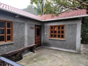 a small house with a bench in front of it at La cabaña del sabino in Ayutla