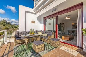 a patio with a table and chairs on a balcony at Parque Botanico Resort Country club in Estepona