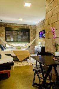 a bedroom with a bed and a table in a room at Kazuo520 - Conforto e Minimalismo in Londrina