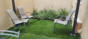 a group of chairs sitting on the grass at פינה של נחת במצפה רמון in Mitzpe Ramon