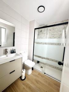 a bathroom with a shower and a toilet and a sink at Sala 8 Gran Cinema in Sanlúcar de Barrameda