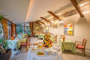 ein Esszimmer mit einem Tisch voller Teller mit Essen in der Unterkunft Grotthuss Boutique Hotel Vilnius in Vilnius