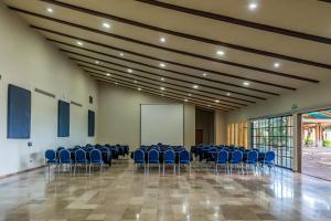 een grote kamer met blauwe stoelen en een scherm bij Real de Chapala in Ajijic +28 foto's