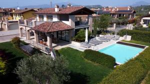 an aerial view of a house with a swimming pool at Pool Villa Lazise in Lazise