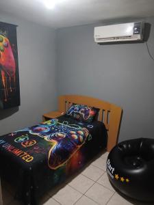 a bedroom with a bed and a ottoman at Tu hogar ideal, cómodo, acogedor y único in Los Mochis