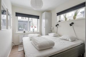 two beds in a room with two windows at Kungsberget Ski apartment 31C in Järbo