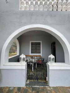 an archway with a table and plates on a wall at V&M Residence - Ground Level in Mesagrós