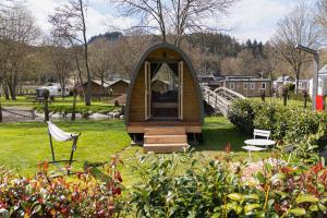 a small tree house in the middle of a yard at Pod View-side river am clerve in Enscherange