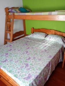 a bed in a room with two bunk beds at La esquina amarilla in San Clemente del Tuyú