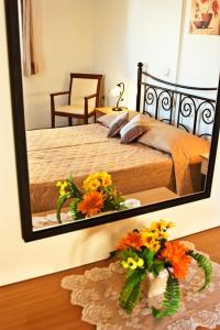 a bedroom with a bed with a large mirror at Villa Meliti in Lygia