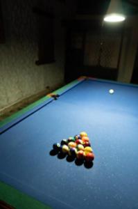 a group of cue balls on a pool table at Finca Cafetera Los Ángeles in Líbano +64 photos