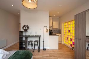 a bedroom with a bed and a kitchen with a counter at Paradise Retreat in Cambridge