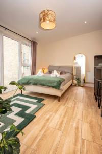 a bedroom with a bed and a large mirror at Paradise Retreat in Cambridge
