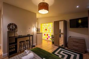 a living room with a bed and a kitchen at Paradise Retreat in Cambridge