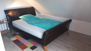 a small bed in a room with ainylinylinylinylinylinylinylinyl at Werreufer Loft in Detmold