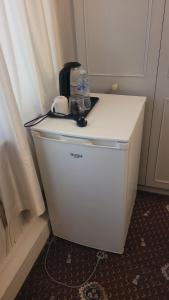 ein kleiner Kühlschrank mit Wasserflaschen darauf in der Unterkunft Ansty Friendly in Wyken