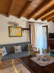 a living room with a couch and a table at Villa Veronica in Sedini
