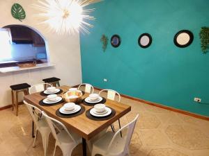 a dining room with a wooden table and chairs at Destiny Seaside in Content
