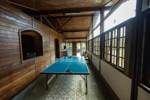 a ping pong table in the middle of a room at Casa acolhedora com lazer e espaço gourmet in Petrópolis