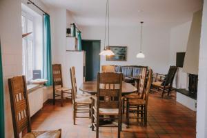a kitchen and dining room with a table and chairs at Friesenpark 8 in Wurster Nordseeküste