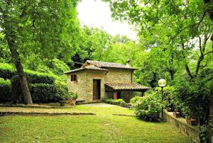 una pequeña casa de piedra en medio de un patio en Il Mulino Di Pianello, en Molezzano