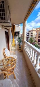a balcony with a table and chairs on a balcony at Apartament La Torre in Torrevieja