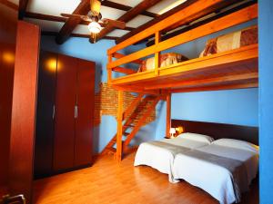 two beds in a room with a bunk bed at Apartaments El Jaç in Montblanc