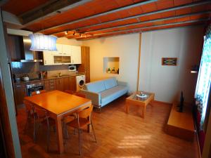 a living room with a table and a blue couch at Apartaments El Jaç in Montblanc