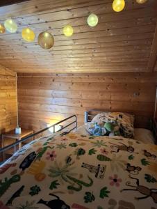 a bedroom with a bed in a room with wooden walls at Jolie Cabane Océan in Vielle-Saint-Girons +30 photos