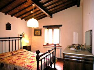 1 dormitorio con cama y ventana en Il Mulino Di Pianello, en Molezzano