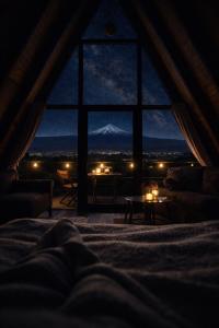 a room with a view of a mountain through a window at Cabaña Con Impresionante Vista Volcan y Lago AYUN LAFQUEN in Villarrica