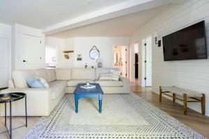 a living room with a white couch and a blue table at Cozy Country Guest Suite in Zionsville