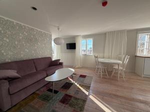 a living room with a couch and a table at Strandlogiet Ljugarn in Ljugarn