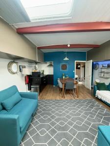 a living room with a blue couch and a table at De Coaster & Aquarium Ponton in Rotterdam