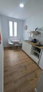 a kitchen with a table and a dining room at HDEZfalcon in Las Lagunas
