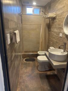 a bathroom with a toilet and a sink at Aqui es 7 !! in Banfield