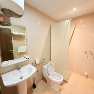 a bathroom with a toilet and a sink and a shower at عوالي للشقق المخدومة Awali Serviced Apartments in Al Khobar +52 photos