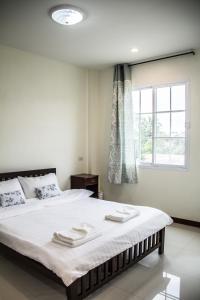 Tempat tidur dalam kamar di Plern Pitch Residence