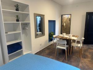 a room with a table and a dining room at Aqui es 7 !! in Banfield